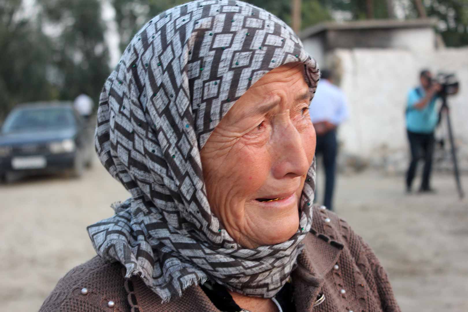 Sodzhida Khalikova, a resident of Lakkon village in Tajikistan’s Isfara district, said that she heard shooting as she returned from the market and was not allowed to enter the village. “I saw that all residents of our village fleeing to the mountains. I did too. I was searching for my grandchildren, thankfully I found them. When the situation calmed down, I got back home and saw that my house was burned to the ground,” she recalled. © IWPR Central Asia