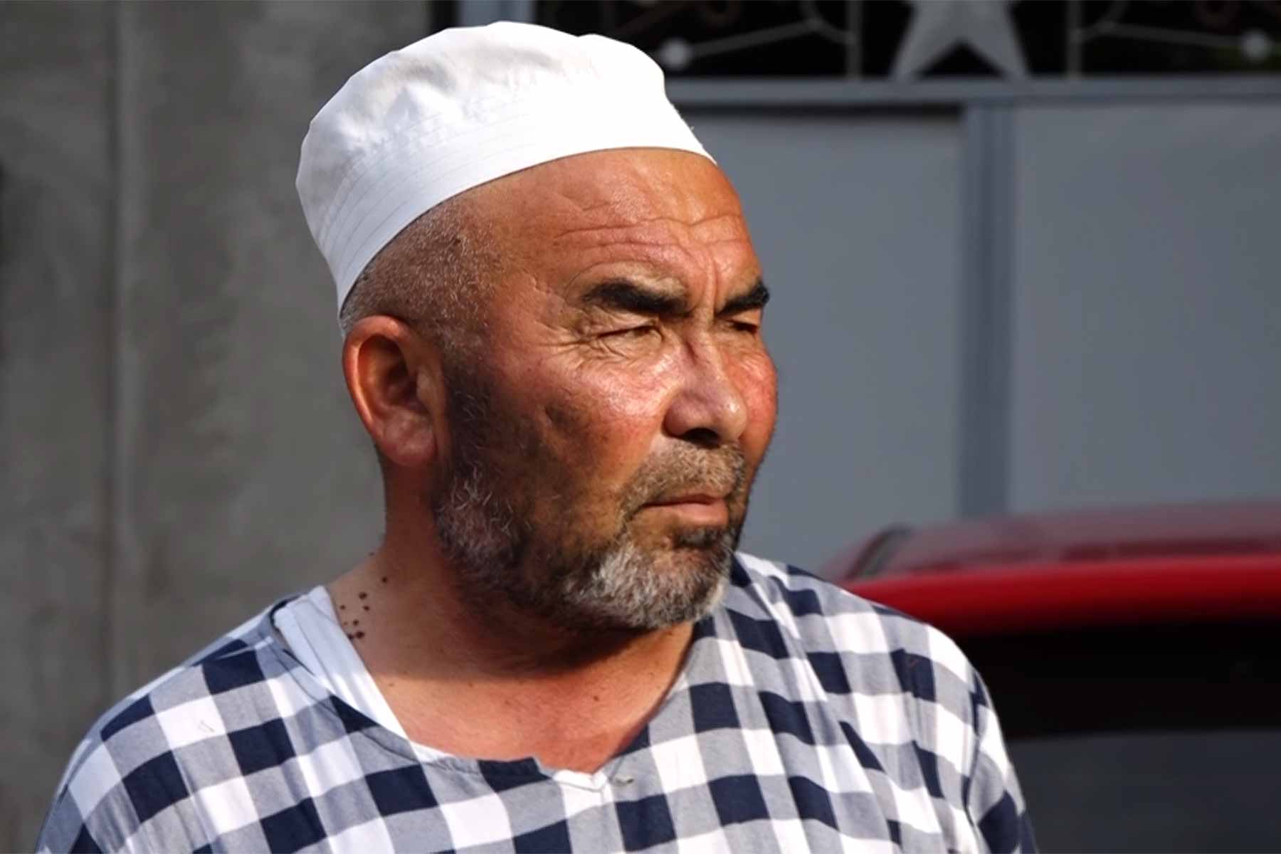 Aibek Imenov, a resident of the Aravan district in the Osh region, looked for his friend Baktyyar Kochkonbaev for two years, together with the family. Kochkonbaev lived in Aravan district and got caught in riots that spread in the area. © Daiana Daniyar kyzy
