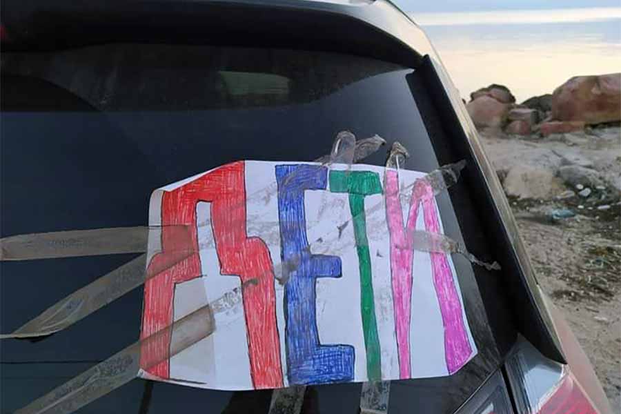 The inscription "Children" on the car of a resident of Mariupol, who stopped in Berdyansk.