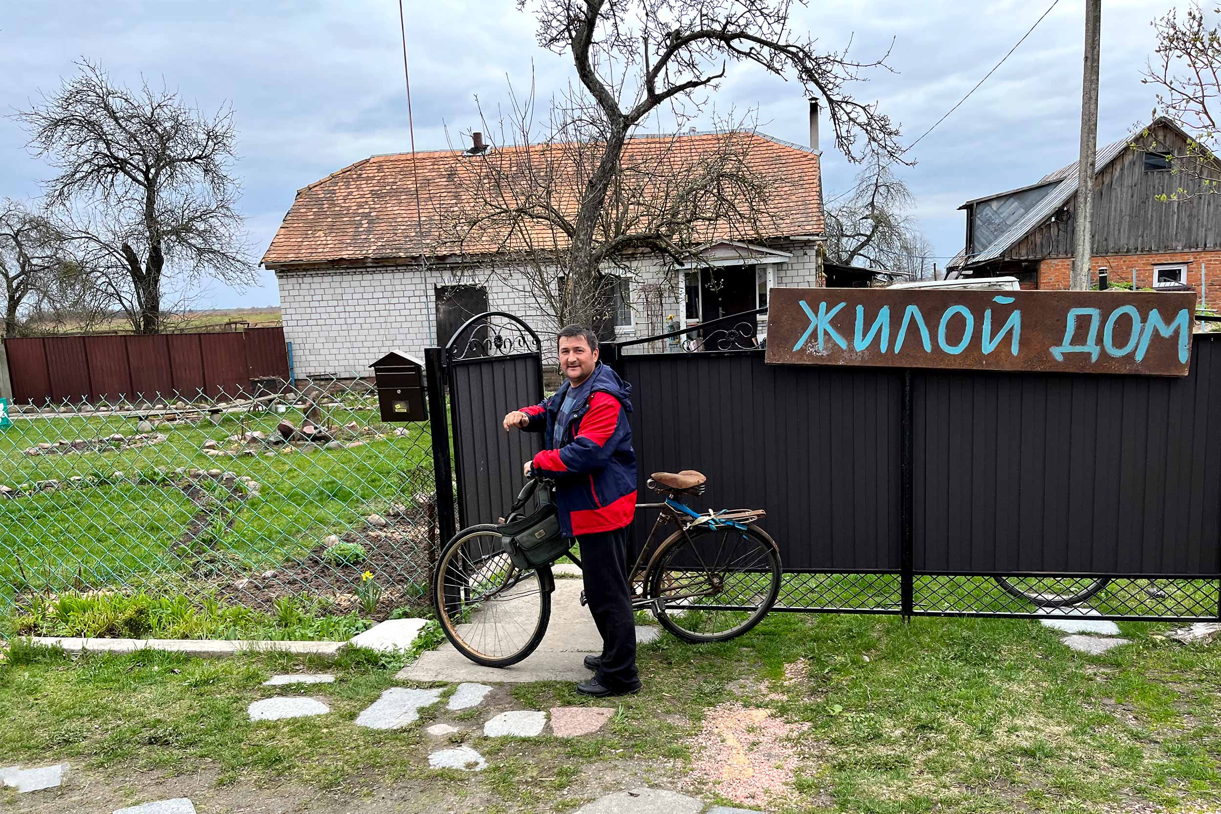 Ihor Denysiuk, a builder and beekeeper in the village of Zirka. © IWPR